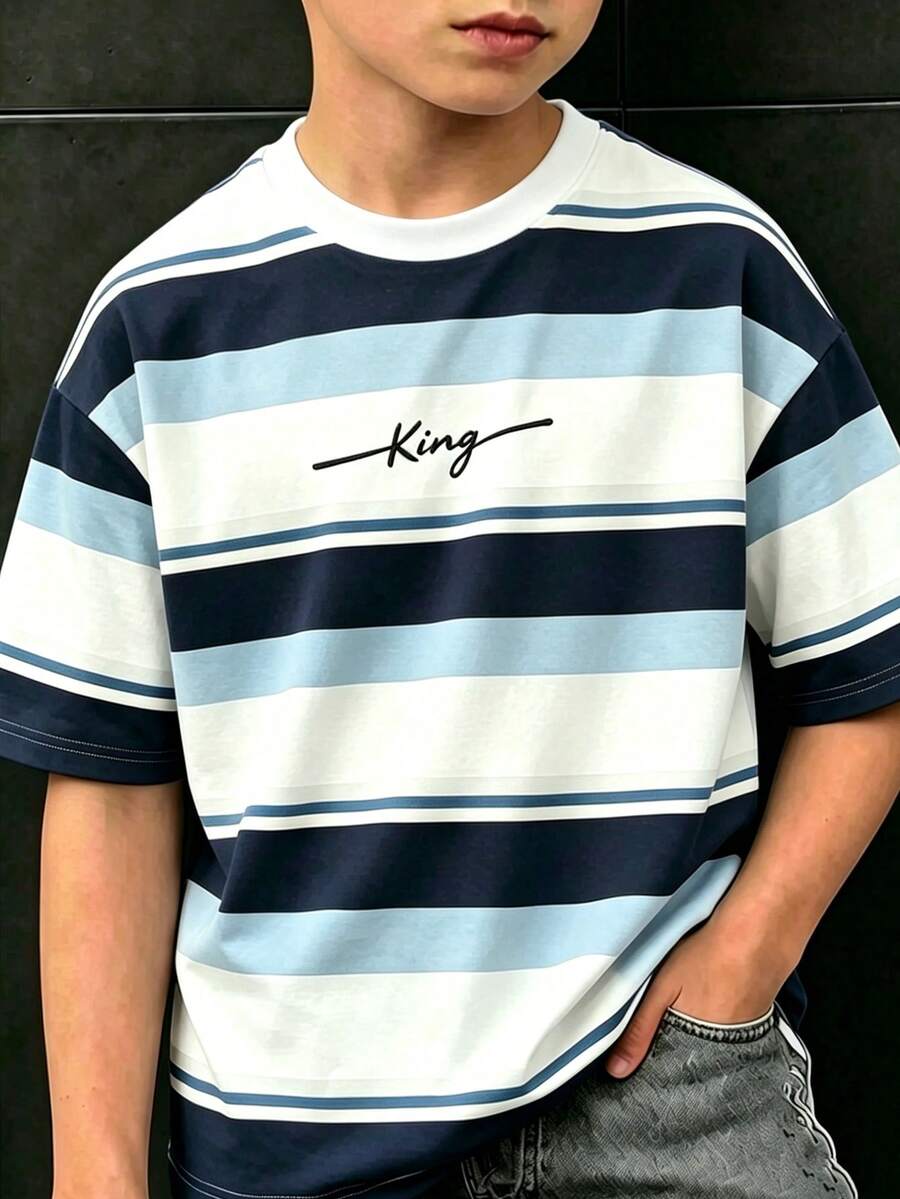 SHEIN 大童男童條紋字母印花短袖圓領T恤,柔軟彈性面料,寬鬆版型,春夏時尚休閒舒適百搭,適合外出、街頭風、居家、旅行、度假、日常穿著 - 彩色 - 查看 1