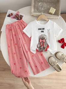 SHEIN Genkimix Kids 女童韓系簡約卡通女孩印花圓領短袖T恤搭配粉色與白色條紋蝴蝶結印花寬鬆直筒長褲套裝，夏季休閒街頭風 - 紅色 - 查看 1
