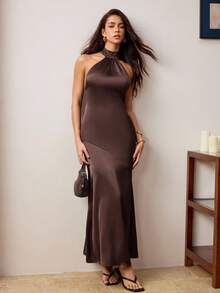 SHEIN Vestido extra largo para mujer de verano, nuevo, sexy y minimalista, color café liso, de satén, con cuello alto, bufanda, lazo en la espalda y espalda abierta, para fiesta, cóctel, eventos formales, boda, dama de honor, cumpleaños, vacaciones y citas - Marrón - Ver 2