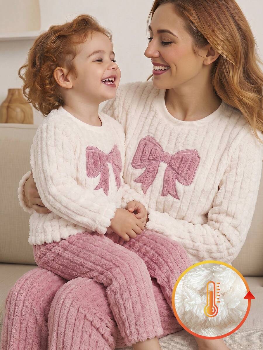 SHEIN 2 Stücke Set Herbst/Winter: Doppelseitiges Plüsch-Set für Babys, bestehend aus einem süßen rosa Plüsch-Oberteil mit Schleifenstickerei in Off-White mit langen Ärmeln und einer dicken, rosa gestreiften Hose. - Pink - Übersicht 1