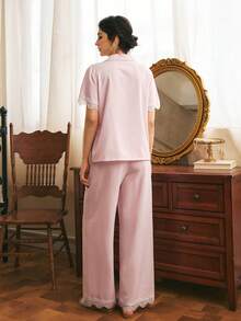 Côtesoire 法式優雅浪漫清新蕾絲拼接婚禮家居服 翻領前開短袖長褲女款睡衣套裝 - 粉色 - 查看 2