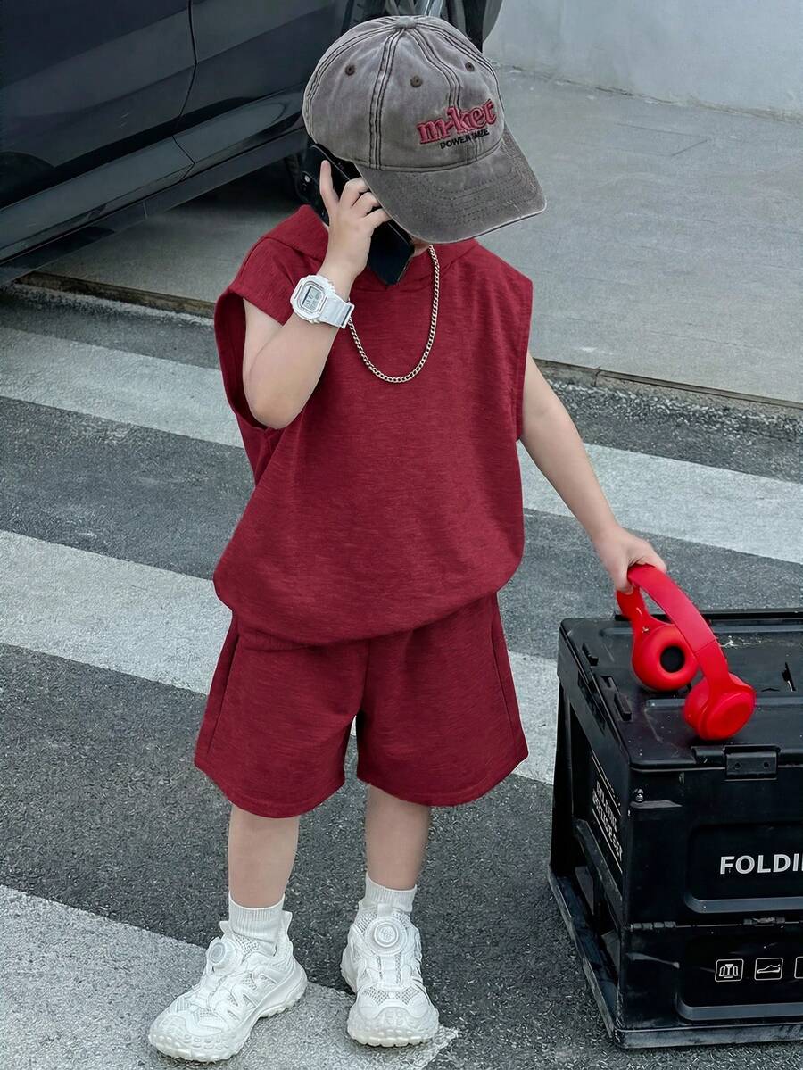 SHEIN Little Byeori 两件套儿童男童休闲舒适连帽短袖宽松纯色T恤和短裤套装 - 酒紅色 - 查看 1
