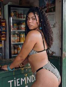 SHEIN Swim طقم ملابس سباحة أسود مقاس كبير للعطلات والشاطئ صيفي مثير - أبيض وأسود - مشاهدة 5