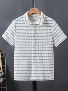 SHEIN 青少年男孩休閒學院風簡約百搭藍白條紋翻領短袖襯衫，適合通勤、上學、日常休閒外出、運動，春夏穿著 - 淺藍色 - 查看 3