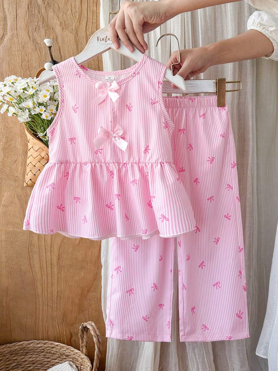 SHEIN Vintaside Kids 女童新款清新田園風精緻條紋草莓印花兩件套，紅色蝴蝶結裝飾無袖背心上衣 + 同款寬腿長褲，甜美可愛時尚日常穿搭，夏季