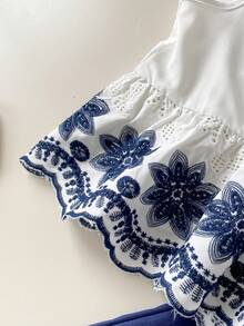 SHEIN Playful Pals 女童復古優雅鏤空刺繡條紋布料圓領背心與長褲套裝，適合春夏季日常穿著、外出與度假 - 藍白色 - 查看 4