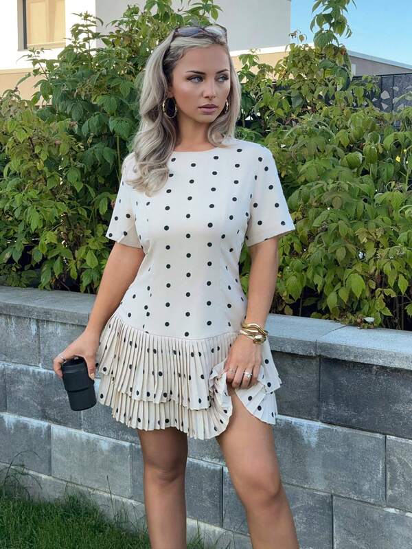 Jeta Ari Robe femme décontractée polyvalente pour vacances, imprimé pois noir & blanc, col rond, taille cintrée, manches courtes, silhouette facile à assortir, ourlet à volants superposés