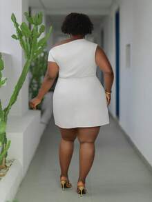 CurvyTilda 大码女式纯色褶皱不对称肩部优雅连衣裙 - 白色 - 查看 2
