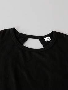 SHEIN KIDS KIDS 青少年女孩 2件套 背後交叉鏤空短袖T恤與圓領落肩上衣，純色/條紋休閒極簡風女裝，夏季日常街頭穿搭通勤套裝，小眾設計短版上衣 - 黑與白 - 查看 6
