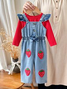 SHEIN Vintaside Kids 2件組女嬰春夏/秋冬甜美草莓套裝，紅色羅紋圓領長袖上衣，搭配水洗藍牛仔吊帶褲，荷葉邊肩帶，前扣鈕扣＋腰部蝴蝶結設計，褲子飾有3D毛巾刺繡草莓圖案，柔軟牛仔布親膚，活力田園風，嬰兒日常外出穿搭 - 紅色 - 查看 3