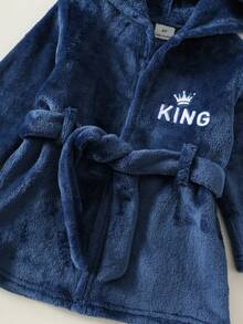 SHEIN 兒童小男孩字母皇冠刺繡連帽家居睡袍 度假款 柔軟休閒舒適可愛 生日派對適用 溫馨秋季 - 彩色 - 查看 6