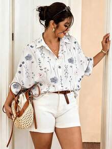 SHEIN Frenchy T-shirt mode à manches courtes à fleurs marguerite pour femmes grandes tailles, ensemble d'été polyvalent pour les trajets en grandes tailles, ensemble court, ensemble de vacances en grandes tailles pour femmes, ensemble d'été pour femmes, ensemble d'été pour silhouettes courbes - Bleu et Blanc - Voir 7