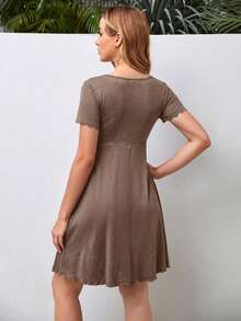 SHEIN Vestido de maternidad casual de cuello en V con pliegues y nudo delantero en unicolor, adecuado para el uso diario en verano - Caqui - Ver 2