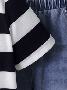 SHEIN Conjunto de 2 piezas para niños con camiseta de manga corta a rayas en contraste blanco y azul marino, jeans desgastados de color azul claro con diseño de patchwork de bolsillos de mezclilla, estilo casual preppy, ropa para niños grandes para uso diario, viajes y escuela en primavera/otoño, diseño único y fresco - Multicolor - Ver 6