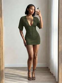 EgrlEra 深V領性感抓皺緊身喇叭袖洋裝 - 軍綠色 - 查看 4