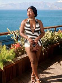 CurvyTilda 大码女士度假白色针织纹理波浪面料深V领露背性感连体衣，时尚修身连体裤，适合派对、约会、下午茶、波西米亚风度假、海滩、夏季穿着 - 黑與白 - 查看 4