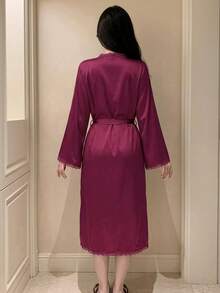 DAZY 浪漫蕾絲拼接緞面繫帶前襟長版開襟睡袍與短款睡褲 2 件組女款睡衣套裝 - 中紫紅色 - 查看 2