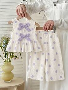 SHEIN Conjunto de top sin mangas con lazo decorativo y pantalones con estampado de lunares para bebé niña - Morado - Ver 1