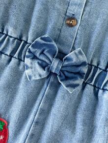 SHEIN Vintaside Kids 2件組女嬰春夏/秋冬甜美草莓套裝，紅色羅紋圓領長袖上衣，搭配水洗藍牛仔吊帶褲，荷葉邊肩帶，前扣鈕扣＋腰部蝴蝶結設計，褲子飾有3D毛巾刺繡草莓圖案，柔軟牛仔布親膚，活力田園風，嬰兒日常外出穿搭 - 紅色 - 查看 5