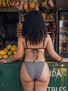 SHEIN Swim طقم ملابس سباحة أسود مقاس كبير للعطلات والشاطئ صيفي مثير - أبيض وأسود - مشاهدة 2