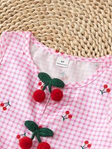 SHEIN Vintaside Kids 女童两件套：无袖樱桃印花上衣，饰有3D钩编樱桃图案，搭配宽松阔腿裤，适合休闲、海滩、度假、夏季穿着。 - 粉色 - 查看 4