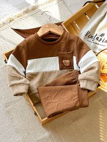 SHEIN Vintaside Kids 2件組男嬰秋冬新款字母壓紋布料拼色前口袋熊貼布設計運動衫/休閒錐形運動長褲 棕色系可愛保暖百搭節日時尚男嬰套裝 - 棕色 - 查看 1