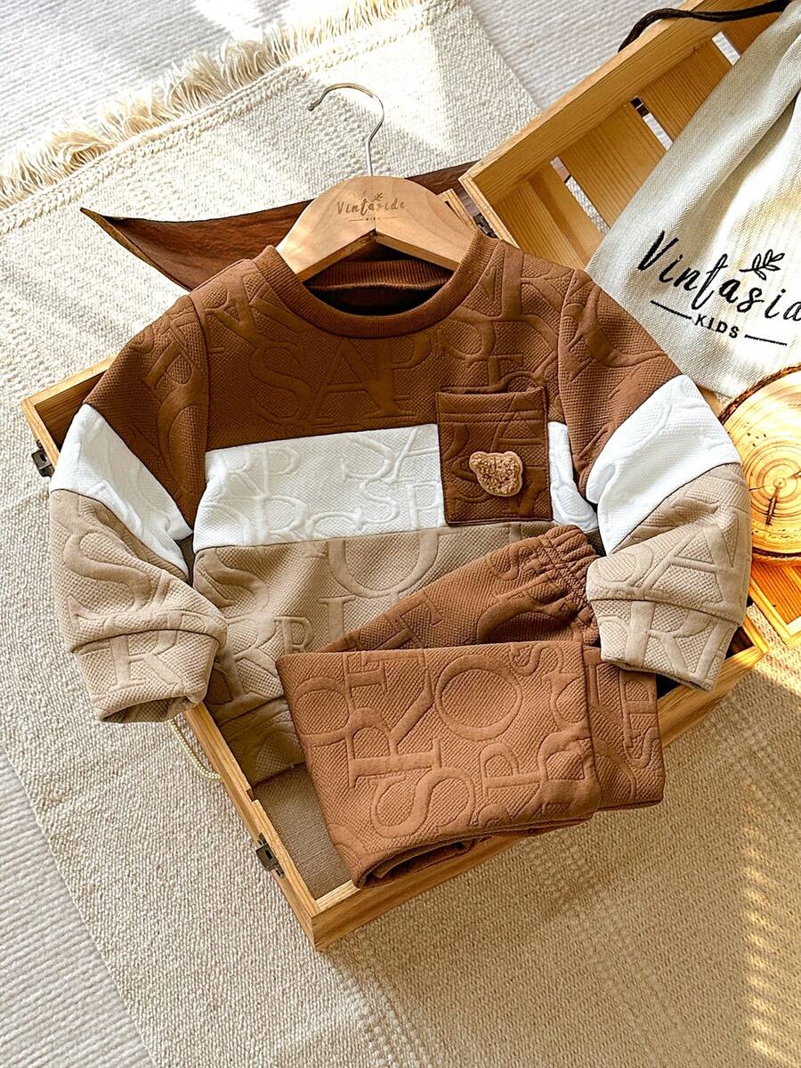 SHEIN Vintaside Kids 2件組男嬰秋冬新款字母壓紋布料拼色前口袋熊貼布設計運動衫/休閒錐形運動長褲 棕色系可愛保暖百搭節日時尚男嬰套裝 - 棕色 - 查看 1