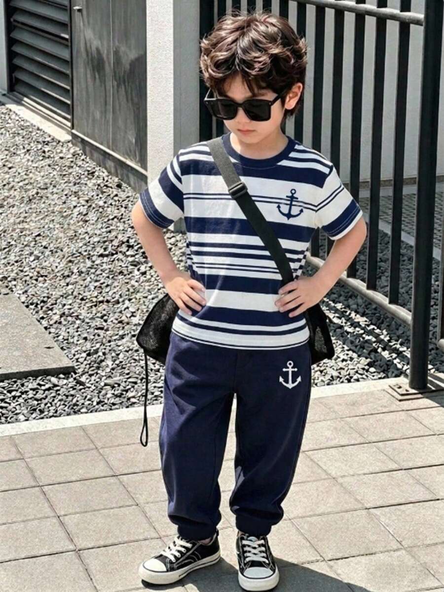 2件組小男孩英倫風條紋滿版印花英文標語時尚圓領短袖T恤與運動長褲套裝，適合假期聚會與派對，休閒舒適，春夏必穿時尚休閒服，春夏街頭穿搭，適合返校聚會與戶外野餐