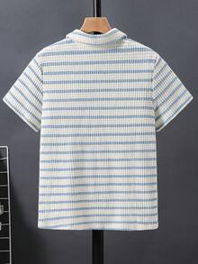 SHEIN 青少年男孩休閒學院風簡約百搭藍白條紋翻領短袖襯衫，適合通勤、上學、日常休閒外出、運動，春夏穿著 - 淺藍色 - 查看 5