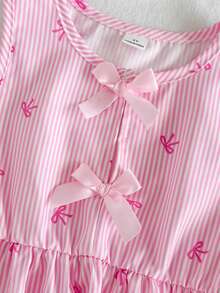 SHEIN Vintaside Kids 女童新款清新田園風精緻條紋草莓印花兩件套，紅色蝴蝶結裝飾無袖背心上衣 + 同款寬腿長褲，甜美可愛時尚日常穿搭，夏季 - 粉色 - 查看 9