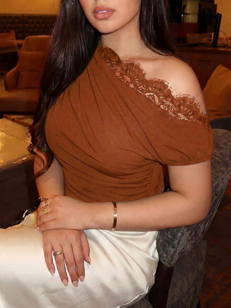 Modelyn 女款純色不對稱肩拼接蕾絲百褶時尚上衣