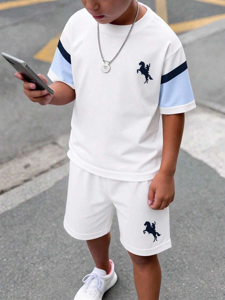 SHEIN 兒童 2 件組青少年男孩休閒舒適時尚簡約圓領短袖 T 恤與短褲套裝，經典校園風，酷感條紋圖案印花，Super Silhouette 騎士牛仔小馬 Logo 印花，適合春夏