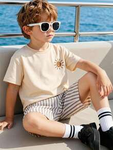 SHEIN Playful Pals 2件組 男童休閒時尚舒適圖案印花圓領落肩上衣與條紋印花短褲，適合春夏、戶外玩耍、日常穿著、柔軟夏裝、度假 - 卡其色 - 查看 3