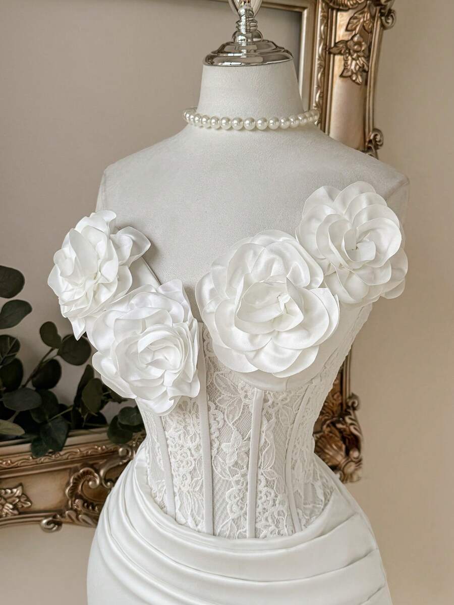 Lovelzi 蕾絲花朵裝飾壓褶素色綁帶露肩洋裝