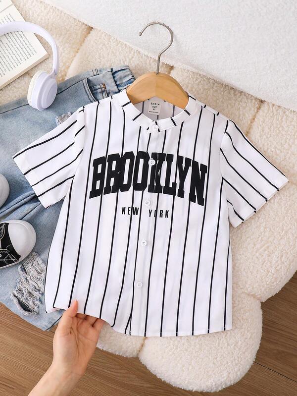 SHEIN Young Boy Casual Striped Letter Print Stand Collar Short Sleeve Shirt, Comfortable Sporty Style Suitable For Daily Wear, School, Travel, Sports, Spring And Summer