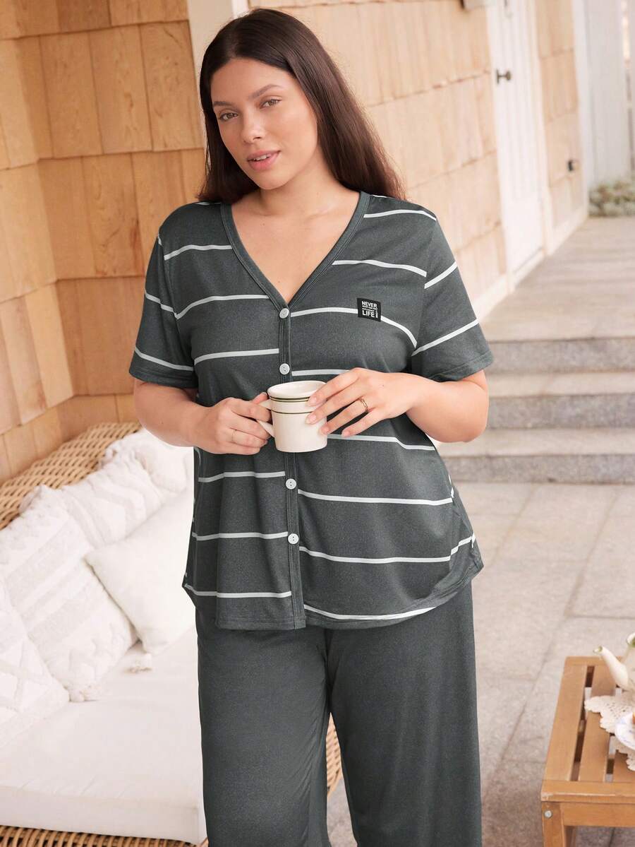 Doze Lane Conjunto de pijama de talla grande con estampado de rayas y patchwork, manga corta, pantalones largos y abertura frontal - Multicolor - Ver 1