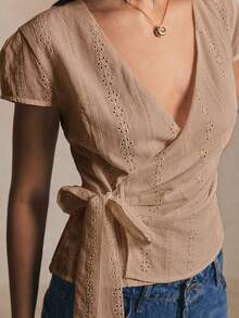 Poéselle 女款燒花刺繡V領修身百搭休閒日常襯衫 - 卡其色 - 查看 4