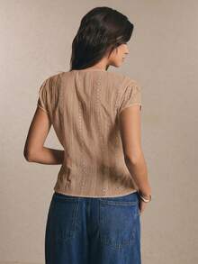 Poéselle 女款燒花刺繡V領修身百搭休閒日常襯衫 - 卡其色 - 查看 6