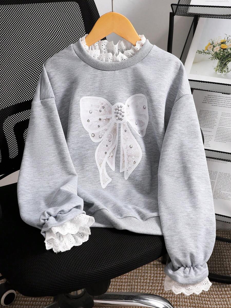 SHEIN Genkimix Kids 女童休閒韓風拼接白色蕾絲刺繡領口與袖口喇叭袖衛衣,適合外出、上學與通勤 - 灰色 - 查看 1