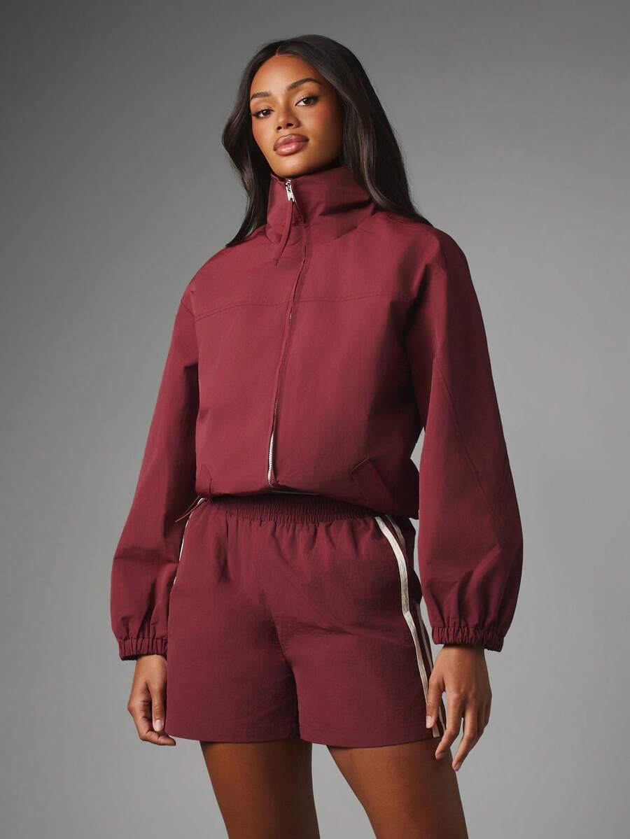 MISSGUIDED Calções longos descontraídos em nylon com detalhe de risca lateral e cintura elástica para uso casual diário - Vermelho e branco - Ver 1