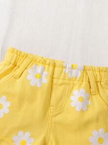 SHEIN Playful Pals 女嬰 2件組 白色可愛雛菊印花背心上衣搭配軍綠色寬鬆舒適彈性腰牛仔短褲，簡約可愛風格 - 黃色 - 查看 4
