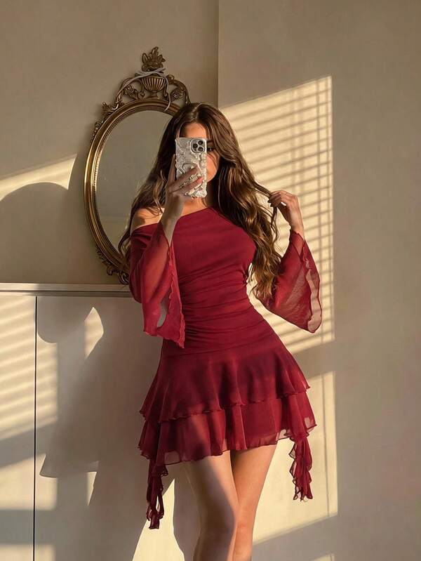 SHEIN MOD Vestido de manga larga con volantes, cuello asimétrico y mangas acampanadas en color vino tinto