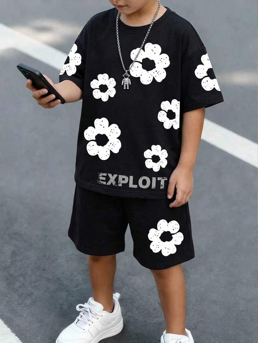 SHEIN 大童男孩新款休閒極簡 Y2K 花卉圖案經典時尚酷感運動風寬鬆舒適圓領短袖 T 恤,適合通勤、上學、日常休閒外出與運動,適用春夏 - 黑色 - 查看 1