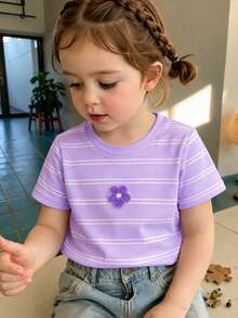 Elladie kids 女童紫色条纹轻薄面料T恤，饰有3D立体花卉图案，荷叶边圆领短袖，条纹套头衫，适合旅行和度假穿着。 - 淡紫色 - 查看 1