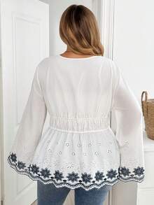 SHEIN CURVE+ 大尺碼休閒波希米亞風優雅浪漫刺繡拼接V領收腰喇叭長裙 2026秋季 22W 白色花卉晚宴度假正式長裙 - 白色 - 查看 2