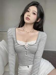 DAZY 女款修身條紋蕾絲拼接半開扣休閒街頭風日常T恤 - 淺灰色 - 查看 3