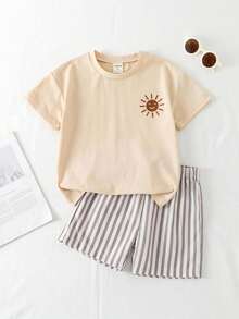 SHEIN Playful Pals 2件組 男童休閒時尚舒適圖案印花圓領落肩上衣與條紋印花短褲，適合春夏、戶外玩耍、日常穿著、柔軟夏裝、度假 - 卡其色 - 查看 5