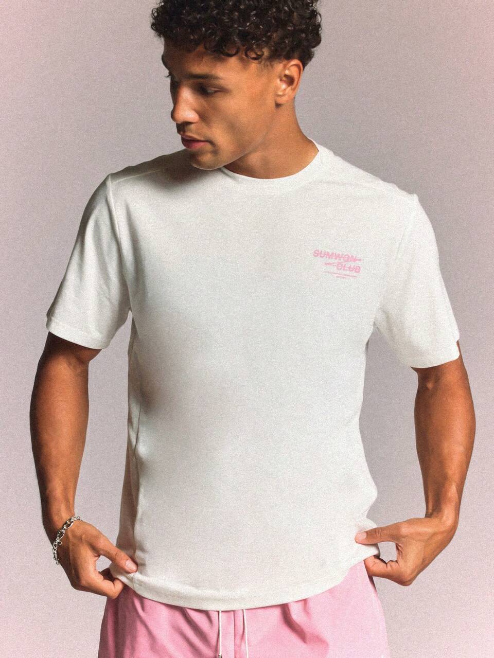 Camiseta de cuello redondo de manga corta con ajuste regular, estampado frontal Club Front Runner y estampado de texto gráfico en la espalda