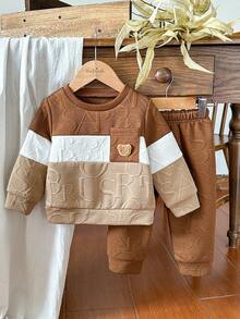 SHEIN Vintaside Kids 2件組男嬰秋冬新款字母壓紋布料拼色前口袋熊貼布設計運動衫/休閒錐形運動長褲 棕色系可愛保暖百搭節日時尚男嬰套裝 - 棕色 - 查看 5