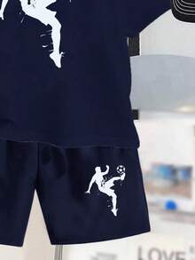 SHEIN 两件套青少年男童休闲运动风足球图案剪影印花短袖T恤和短裤套装，街头风，适合夏季穿着 - 藏蓝色 - 查看 4